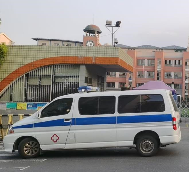 海南救护车出租护送骨折病人一公里多少钱